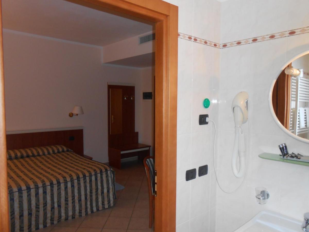 Hotel La Maddalena Quattro Castella エクステリア 写真